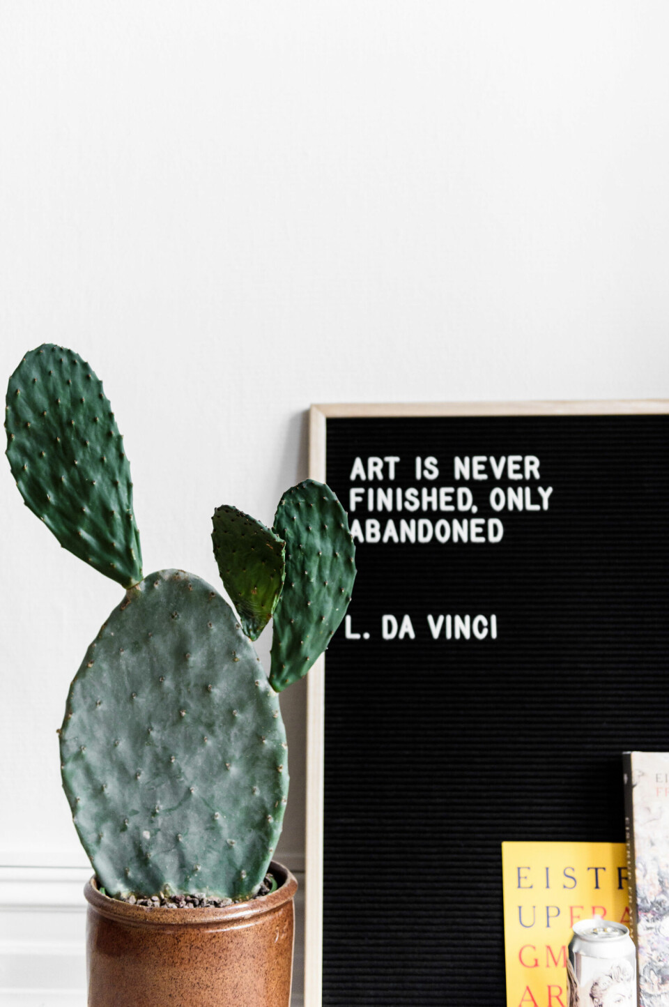 Kunst pryder mange flader i parrets hjem. Her en bogstavtavle, hvor dagens citat kan skiftes efter behag.