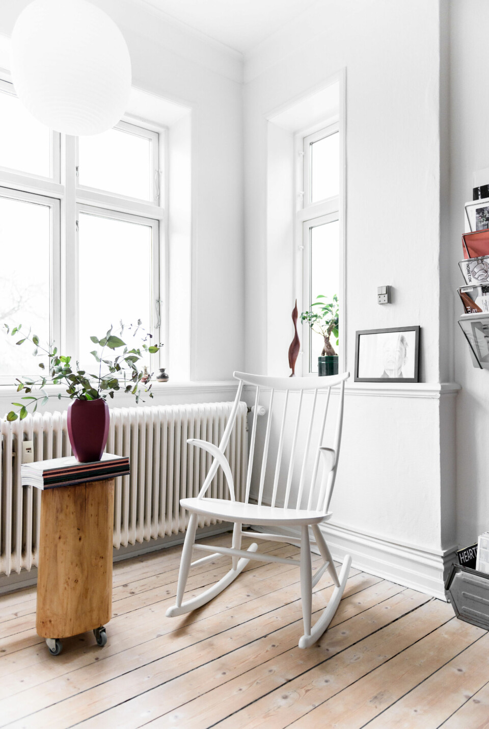 I karnappen i spisestuen er der blevet plads til et lille hyggeligt hjørne med den klassiske Illum Wikkelsø gyngestol.