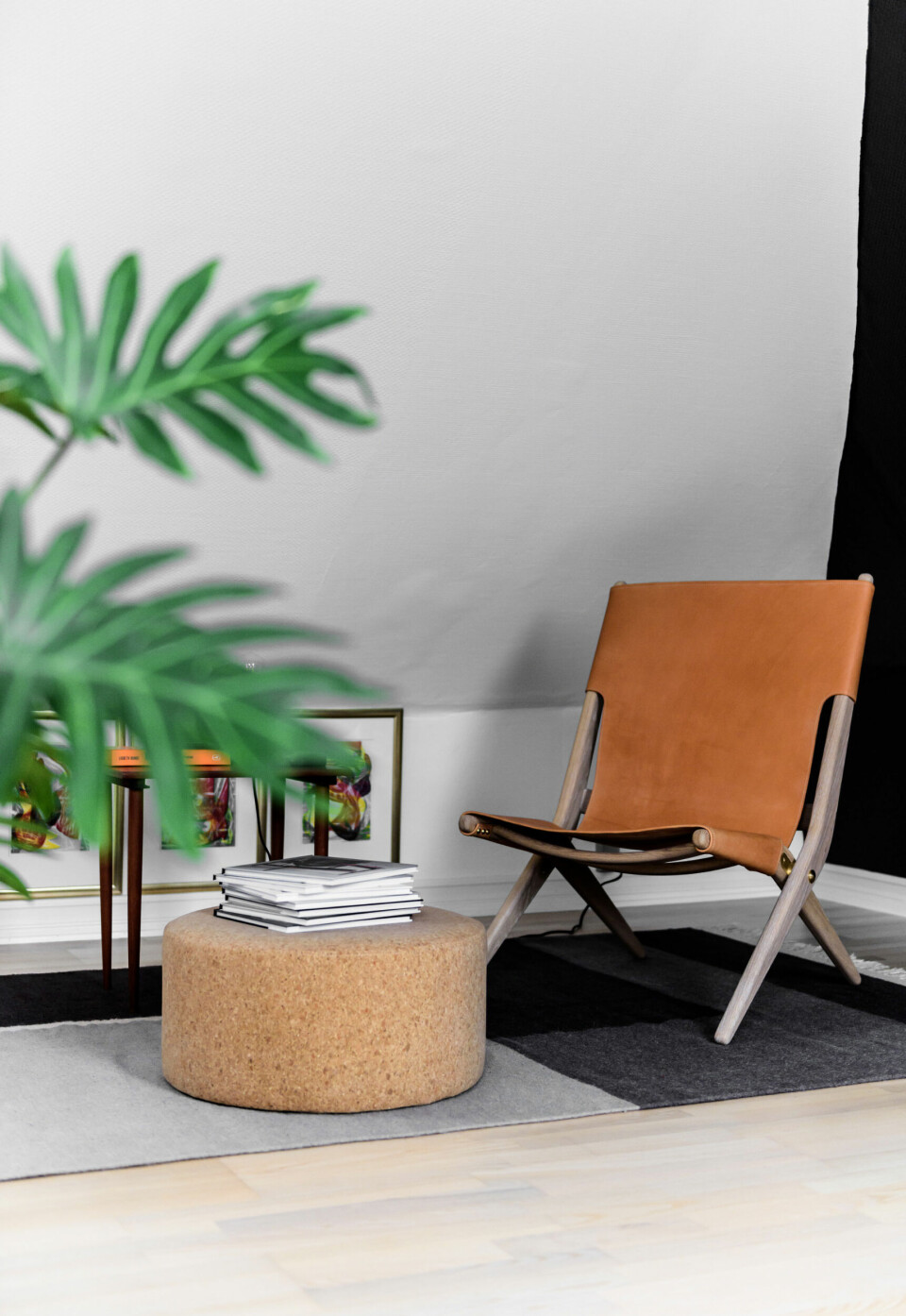 Teak, kork og læder forenes på fineste vis i et hyggeligt læsehjørne på førstesalen.