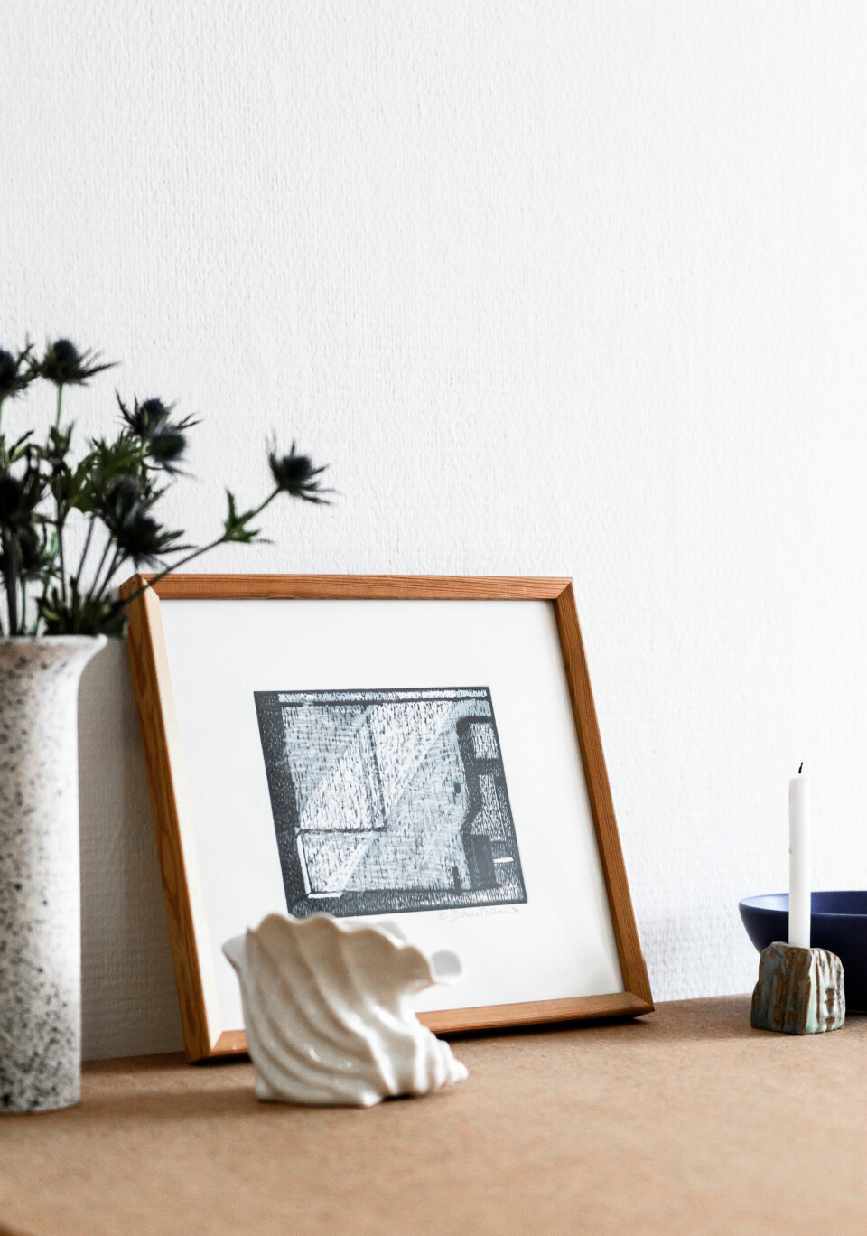 Overalt i hjemmet står små vaser, stager og pynt. Jagten foregår både via hyppige ture til alverdens genbrugsbutikker og loppemarkeder i Aalborg og omegn.