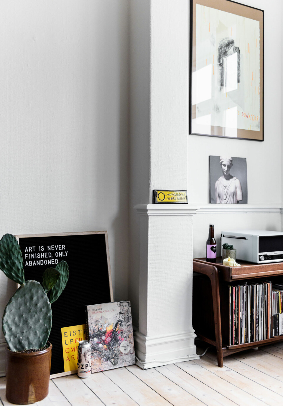 Kunsten hænger ikke kun på væggene, men står også på gulvet, så der kan flyttes rundt og skabes nye spændende konstellationer.