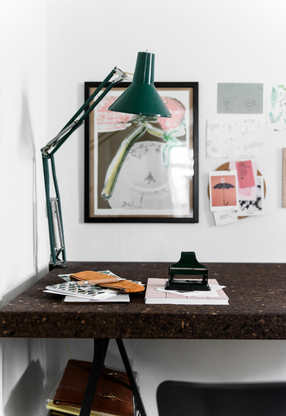 Parret har dedikeret et helt rum til kontor og hjemmearbejdsplads, og her har de indrettet med et stort korkbord fra Hay.