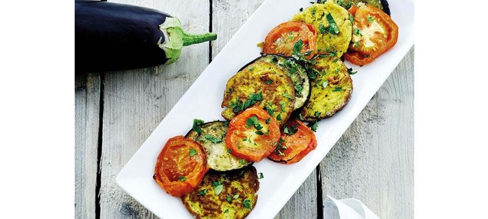 Opskrift: Kikærtepandekager med bagte grøntsager