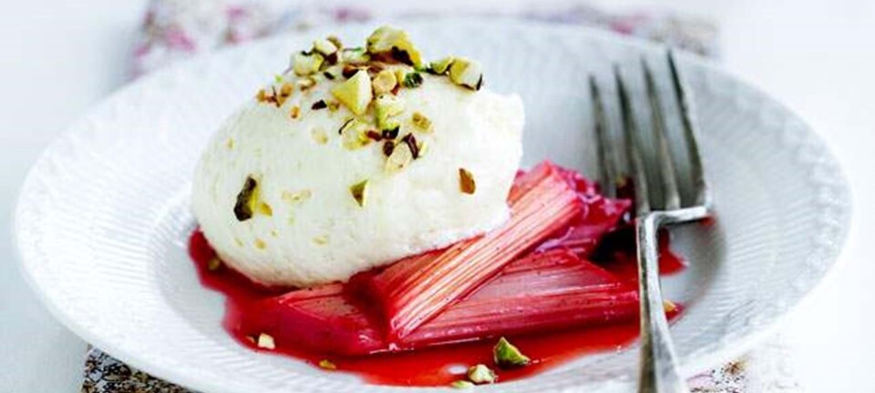 Hvid chokolademousse med bagte rabarber