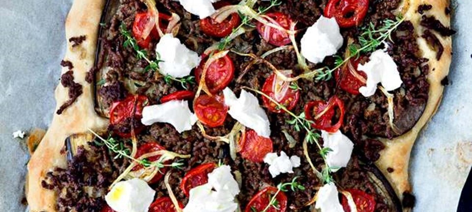 Bagt madbrød med hakket lam, aubergine og tomat