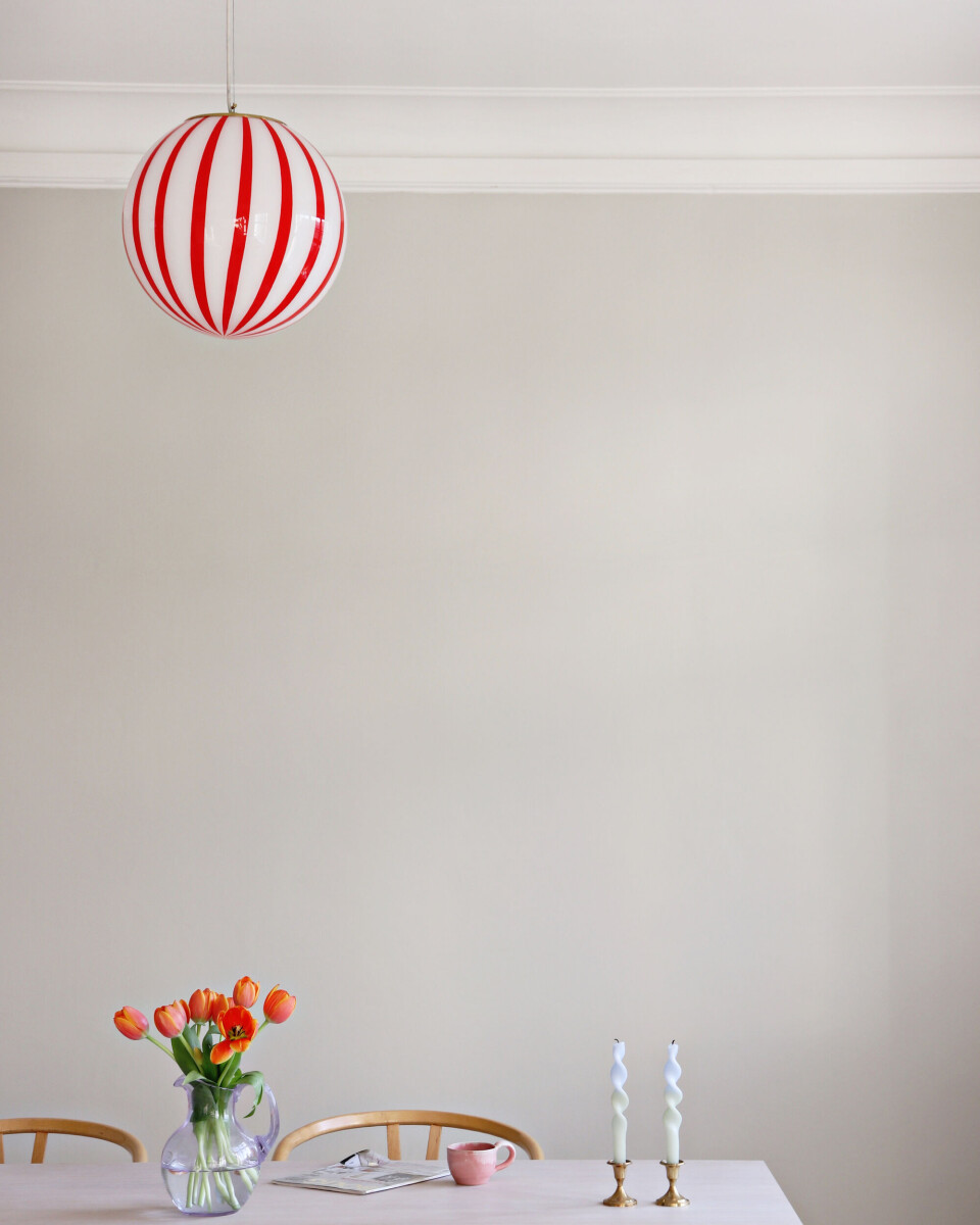 Den bolchestribede lampe er købt i en italiensk vintagebutik på Instagram.