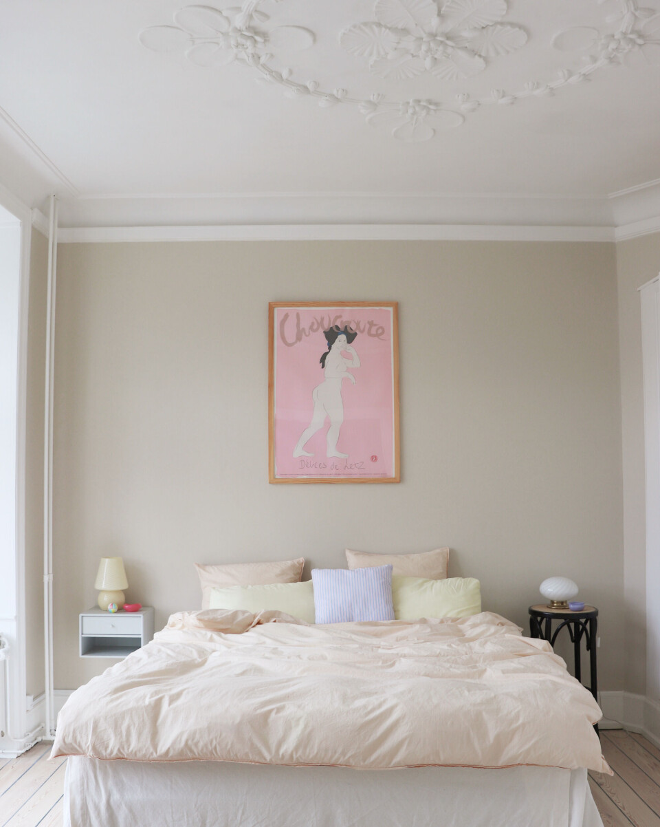 Plakat fra Beau Marché, sengetøj fra Aiayu, puder fra H&M Home og lampe fra Millefiori Interior.