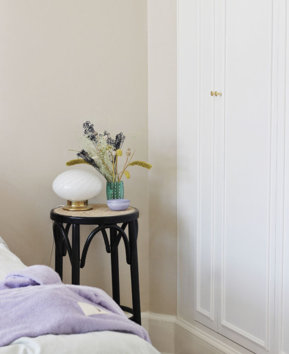 Et fint sengbord med endnu en smuk lampe fra Millefiori Interor.