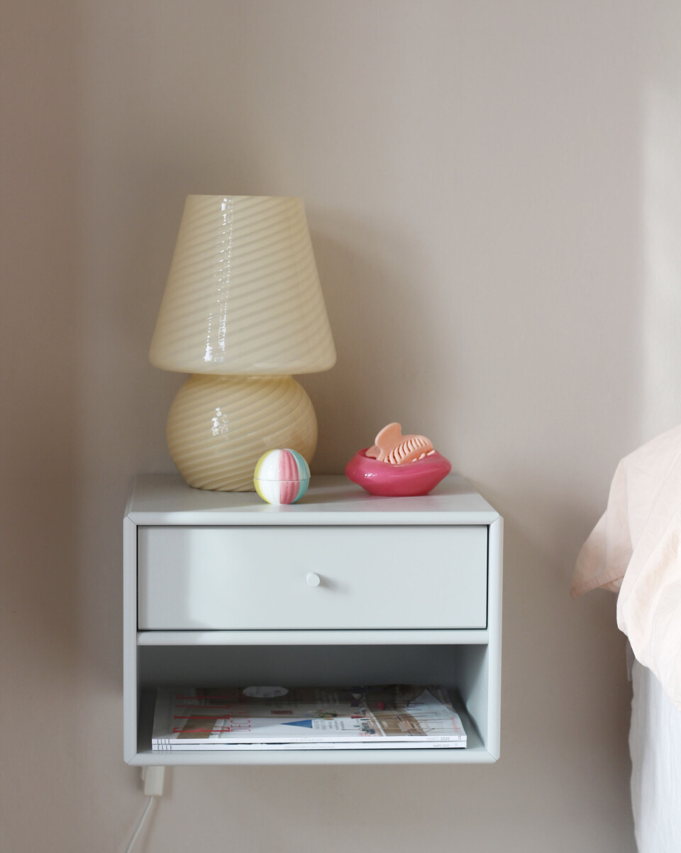 Sengebord fra Montana, skål fra Helle Mardahl og lågkrukke fra Sakura Copenhagen.