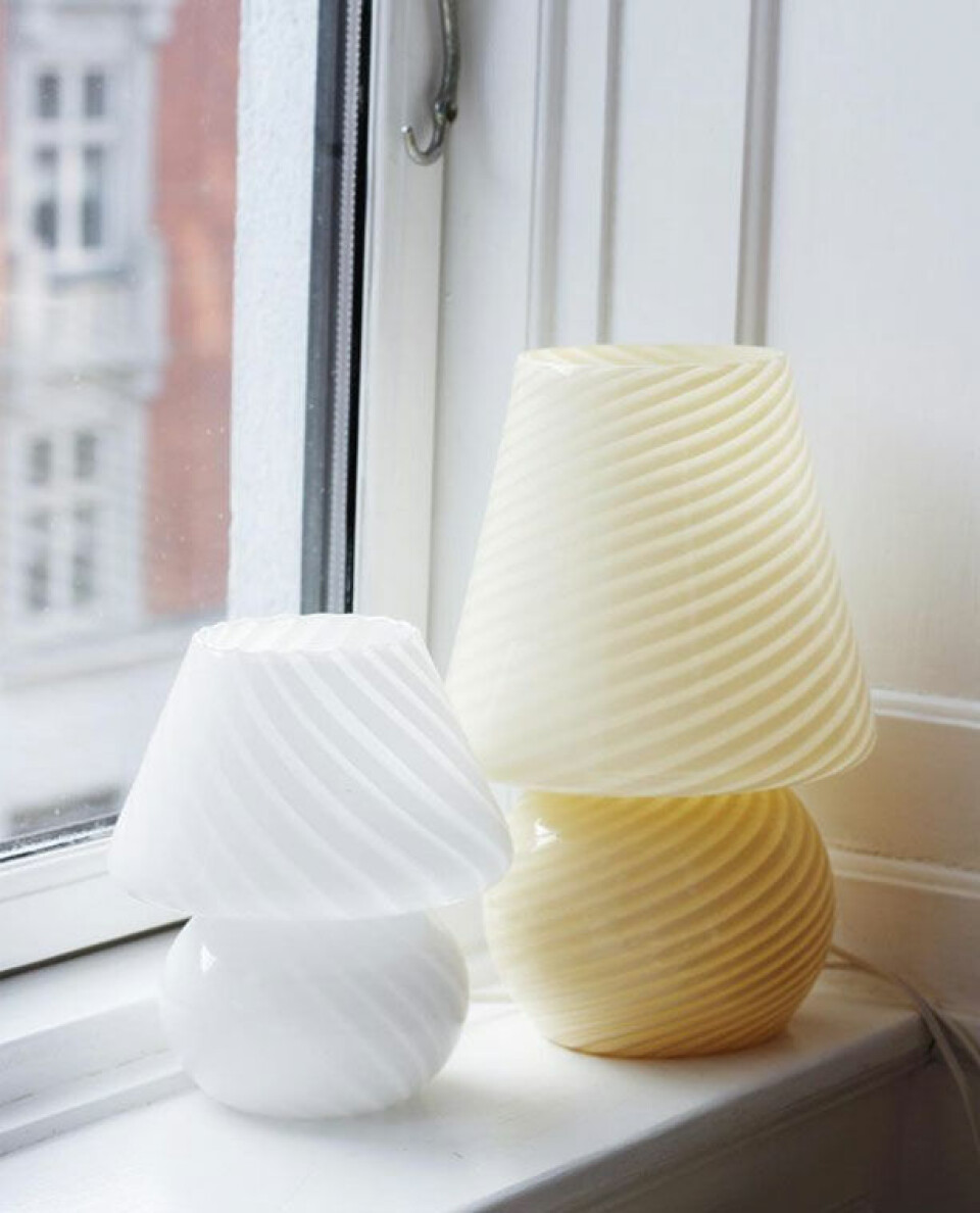 To skønne Murano lamper i vindueskarmen.