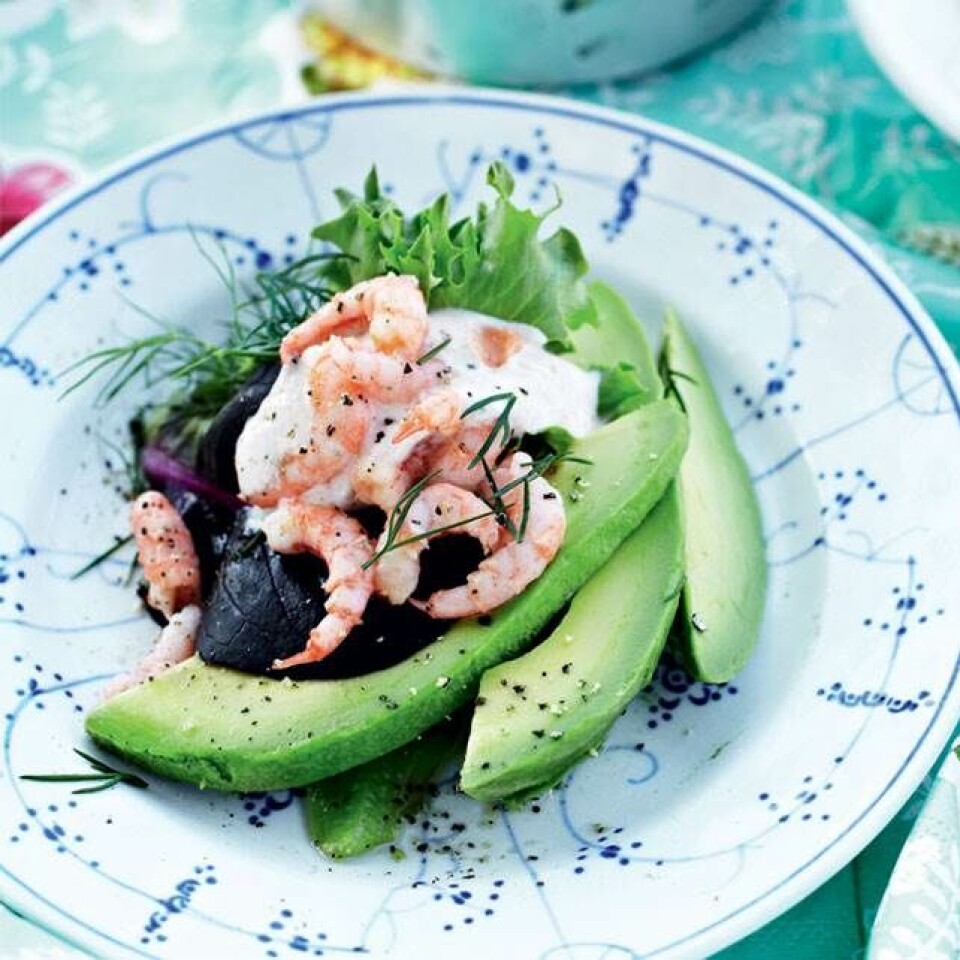 Lav lækre sommersalater med fisk