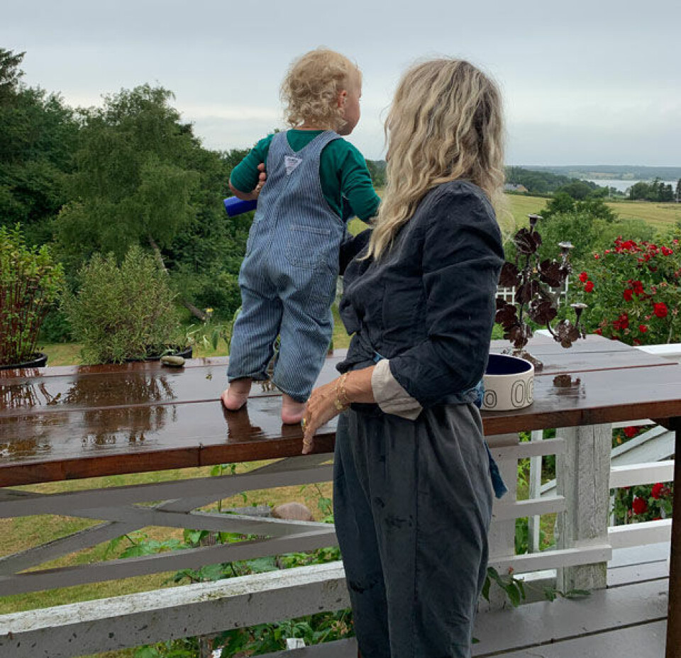 Josephine Bergsøe med sit barnebarn Melodie.