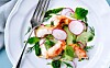 Agurkesalat med radiser, basilikumolie og jomfruhummerhaler