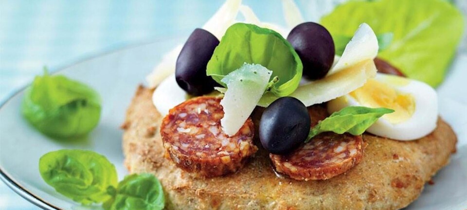 Smagfuld rugpizza med pølse og æg