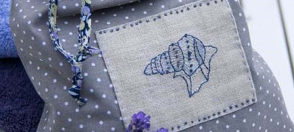 Fin pose med konkyliebroderi