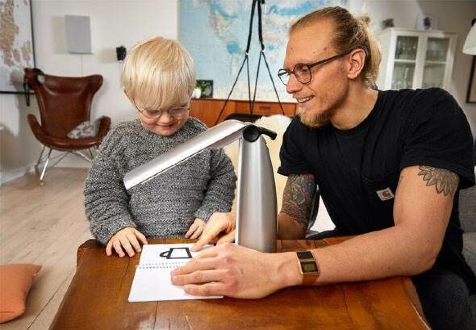 Der er installeret speciallys i hjemmet og i Viggos dagpleje, og familien har en bærbar lampe, de tager med i byen.