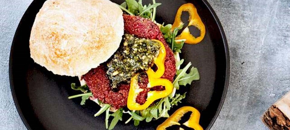 Vegetarburger med gedeost og pesto
