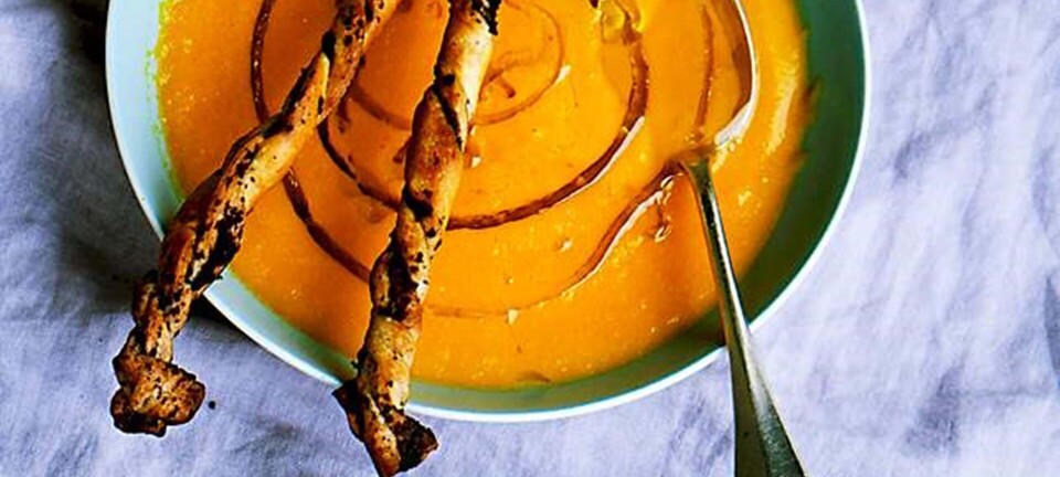 Gul peberfrugtsuppe med sprøde tapenadestænger