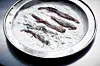 Trin for trin: Indbagt gedeost med tomat, oliven og friterede ansjoser