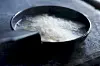 Trin for trin: Indbagt gedeost med tomat, oliven og friterede ansjoser