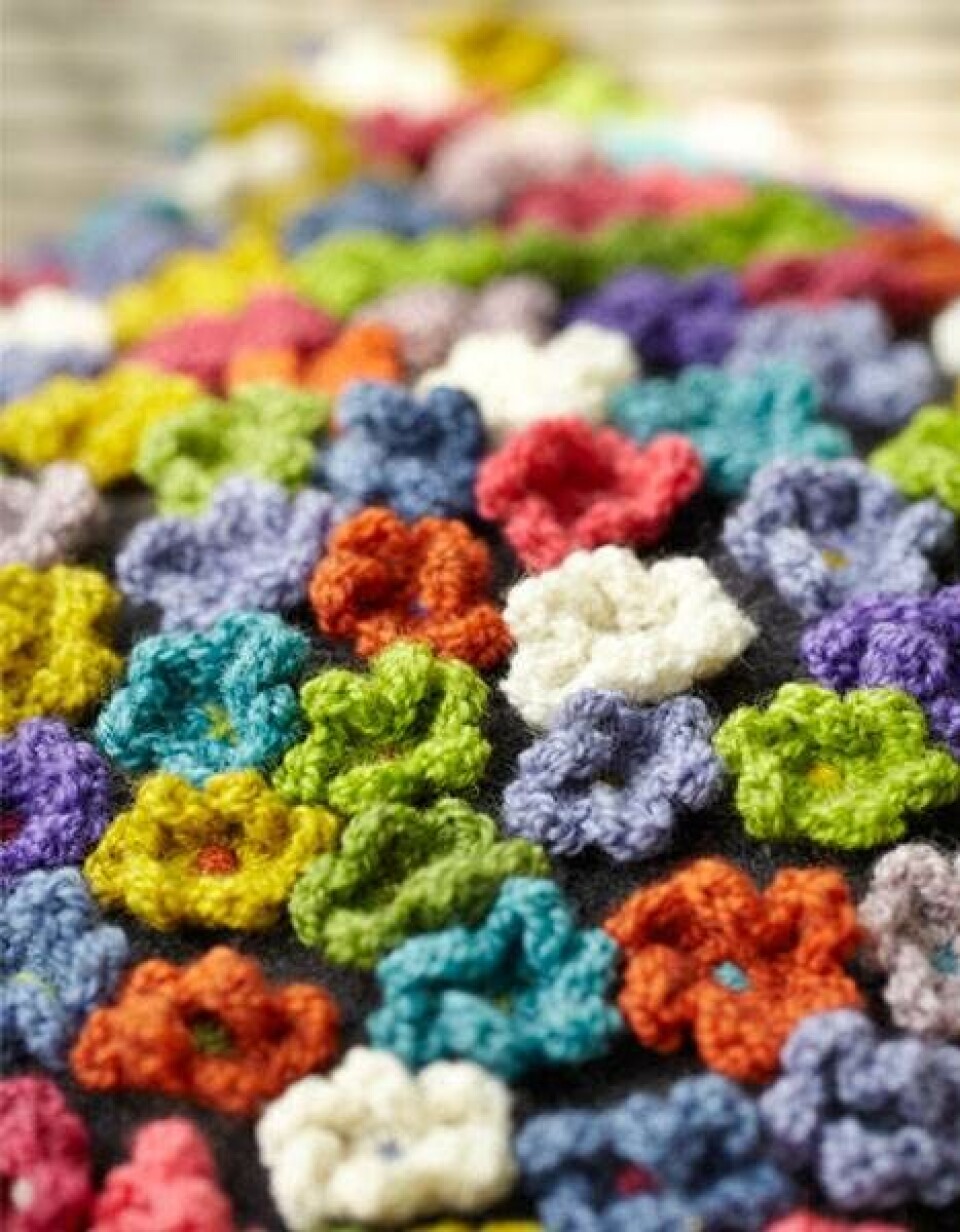 Hæklet pude med 197 blomster