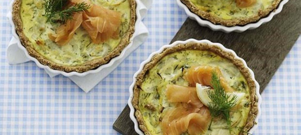 Små laksetærter med spidskål og dild