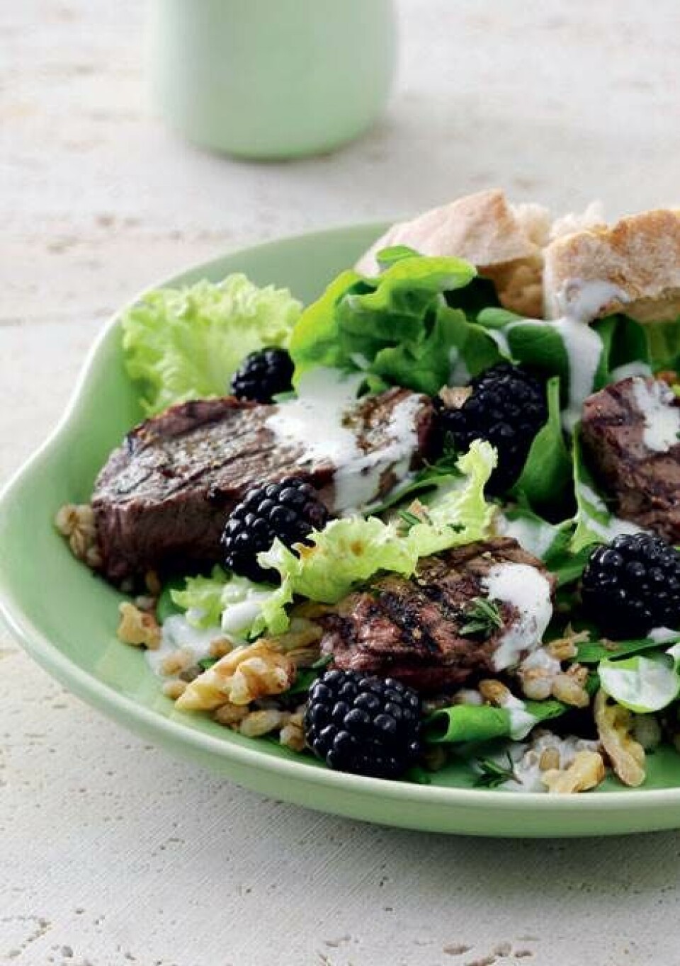 Salat med brombær og grillede vildtmedaljoner