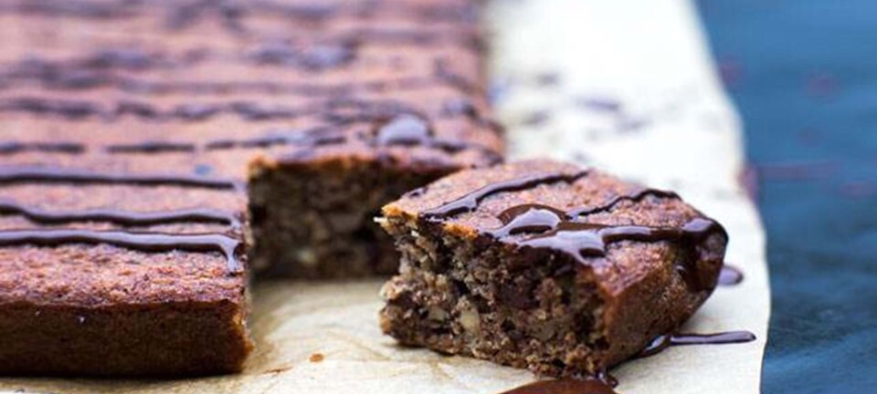 Banankage med nødder og chokolade