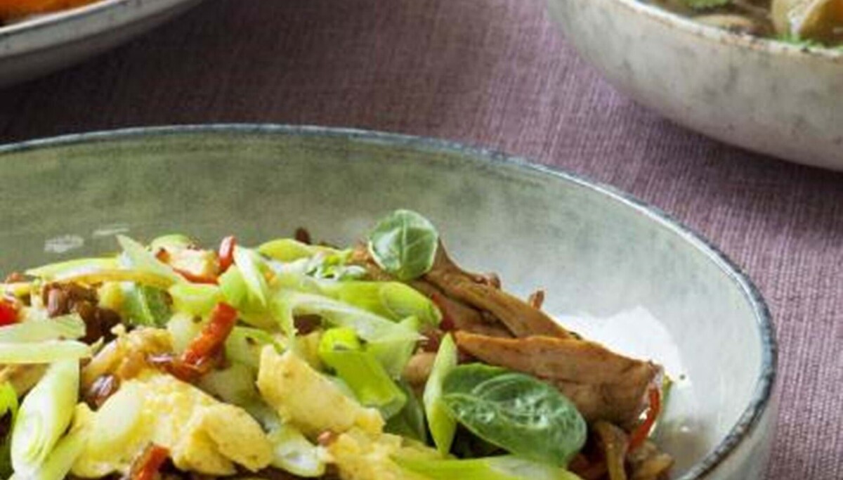 Stegte ris med kylling, æg og karry opskrift - Hjemmet - ALT.dk