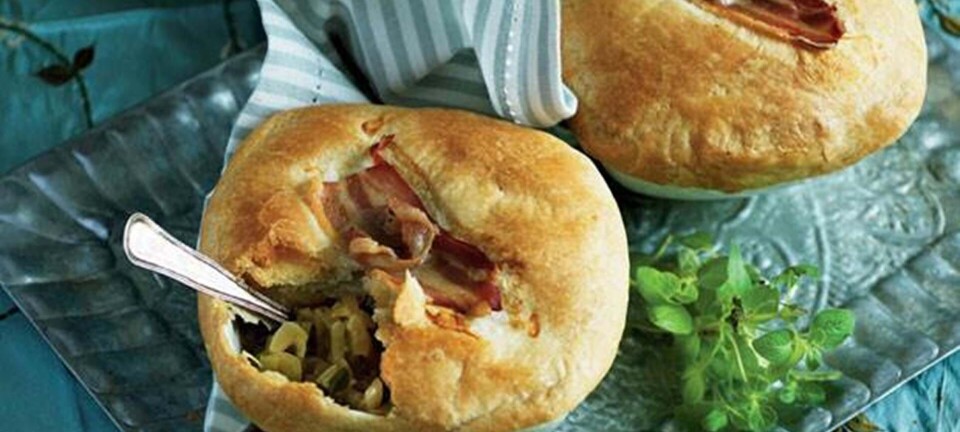 Porre-løgsuppe med butterdejslåg