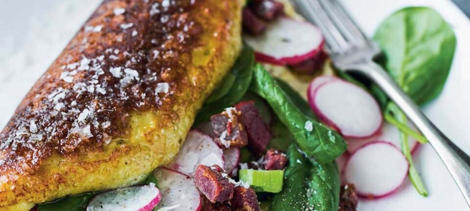 Omelet med røget mørbrad og spinat