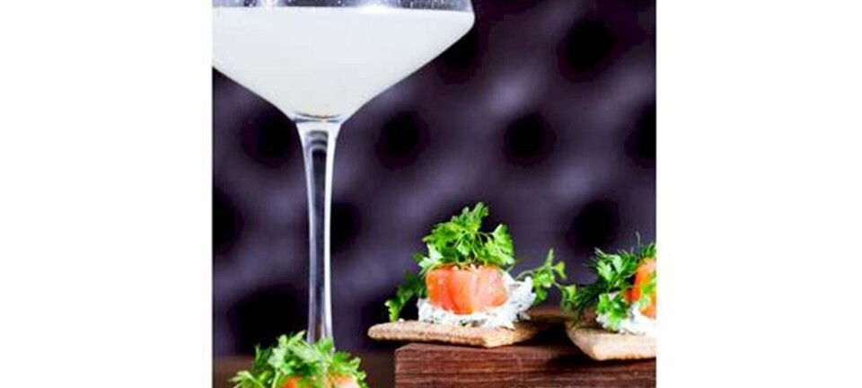 Røget laks på rugkiks med anisfrø og spiced gimlet