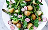Lun kartoffelsalat med asparges, radiser, friske ærter og mynte