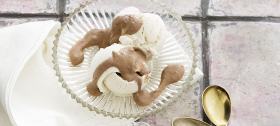 Vaniljeis med choko-sauce