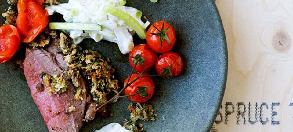 Lammekølle med krydderurter, grov tzatziki og bagte tomater