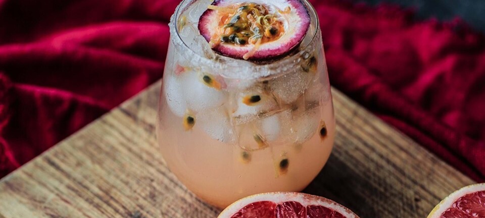 Nytårsdrink med tequila: Paloma med rød grape og passionsfrugt