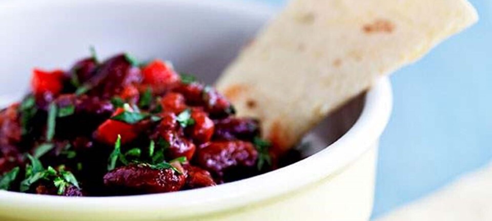 Bønnegryde med fladbrød og grillede majs