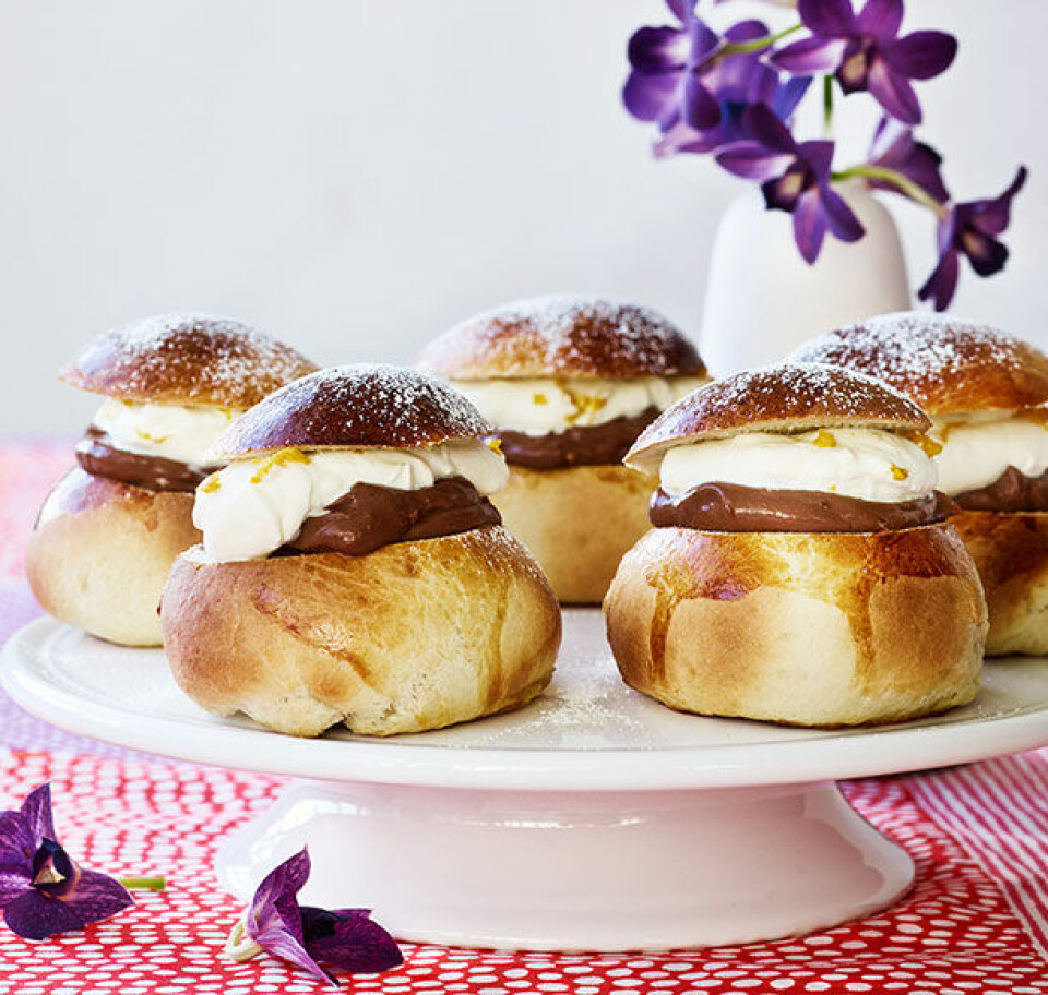 Fastelavnsboller med chokoladecreme og flødeskum