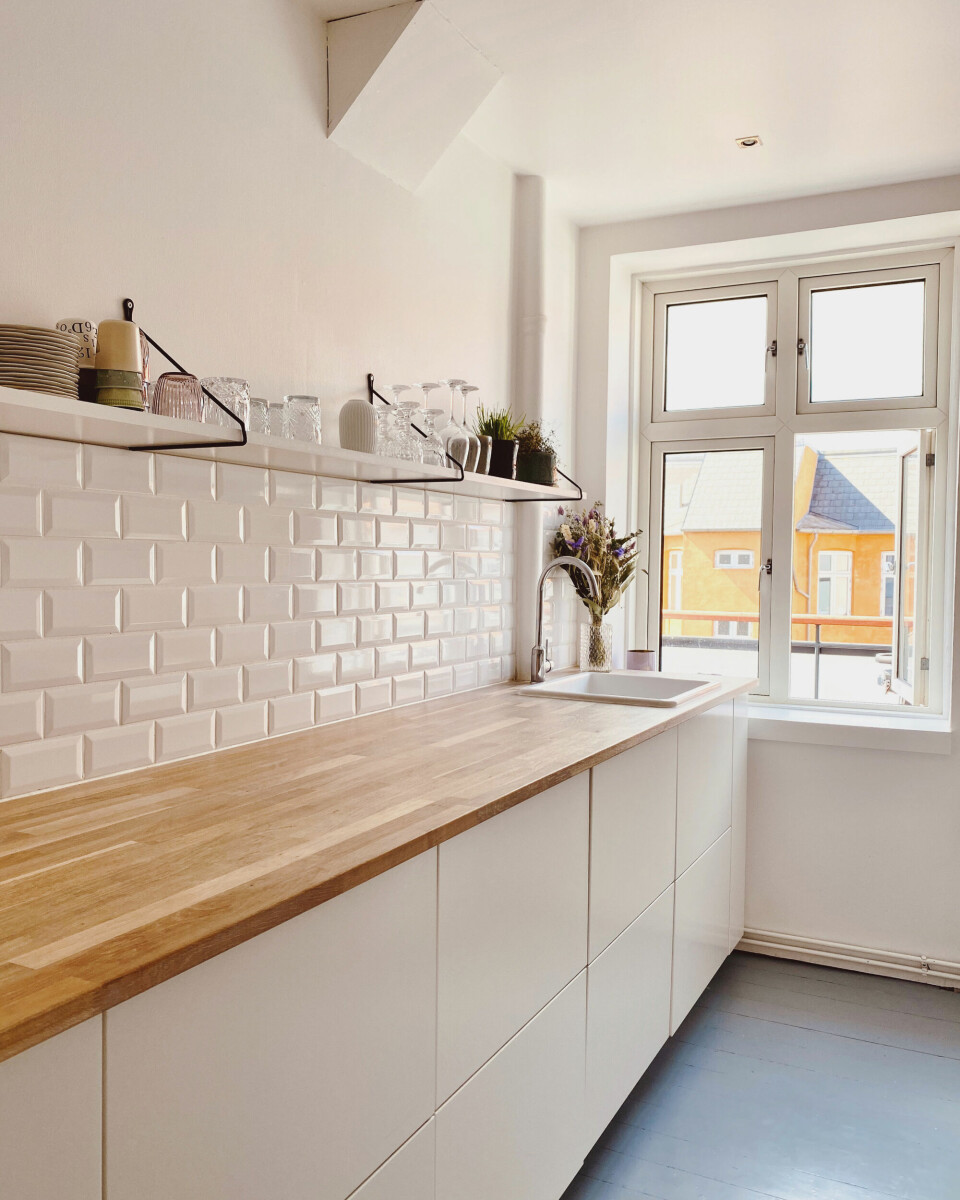 Egetræsbordpladen i køkkenet har Alberte behandlet med hvid olie.