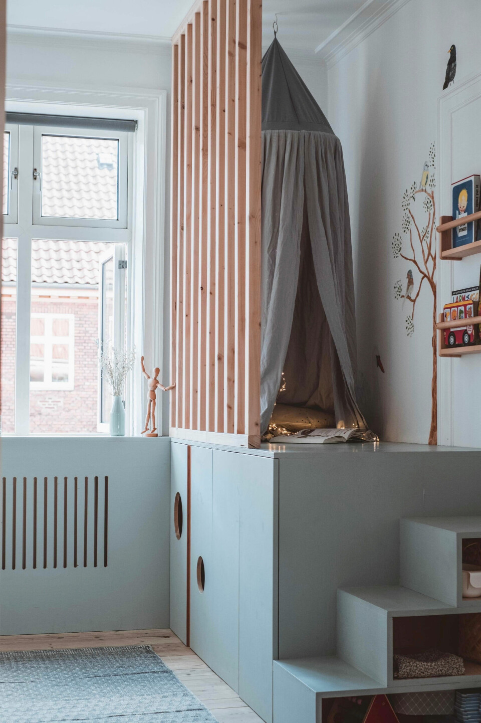 I skabene er der sat hylder, så der er plads til Alfreds legetøj.