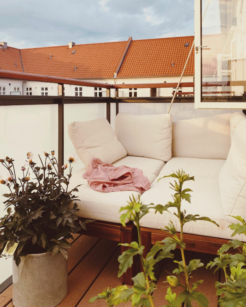 Loungemøblerne på altanen er fra IKEA.