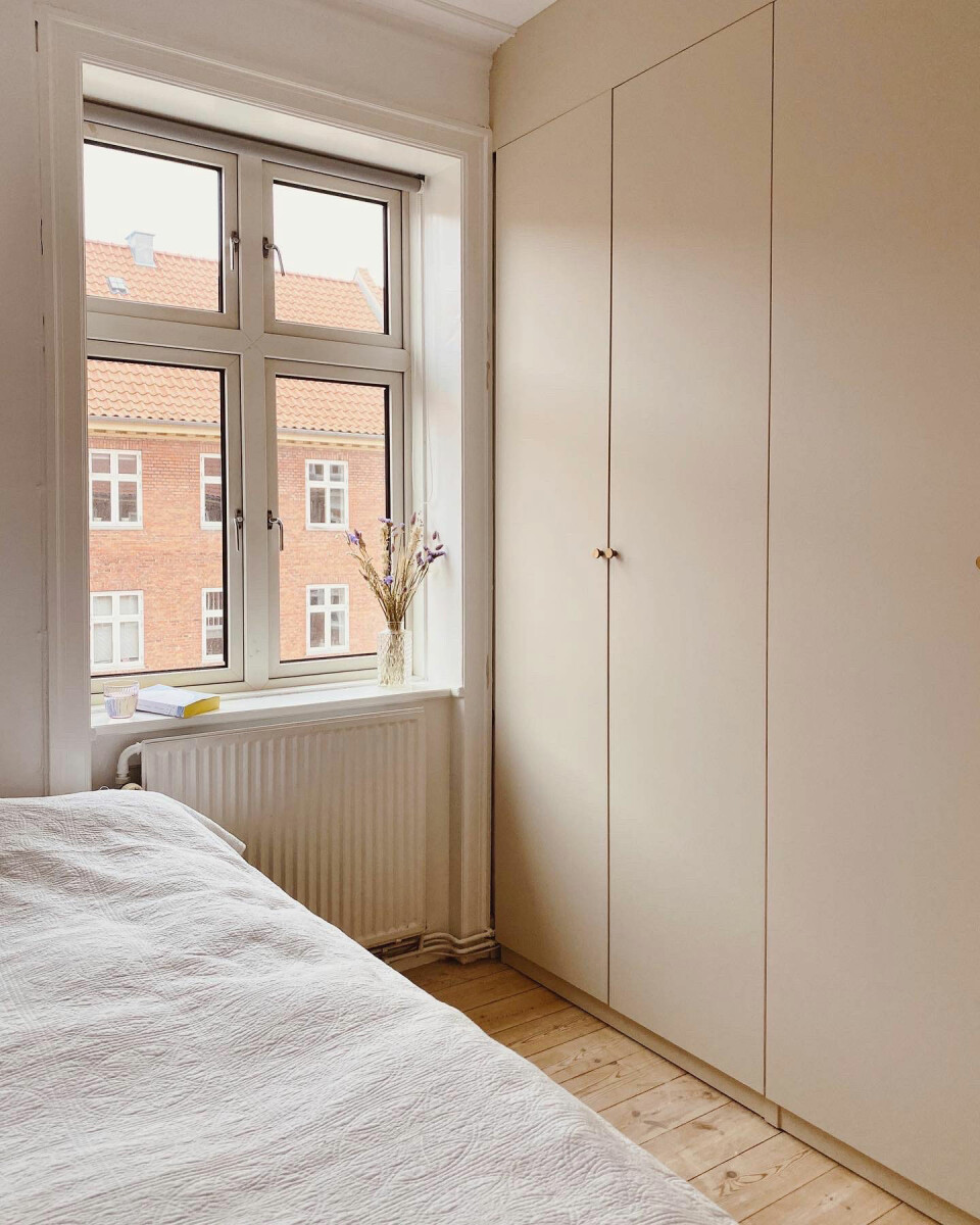 Skabene i soveværelset er malet med farven Soft Touch fra Jotun.