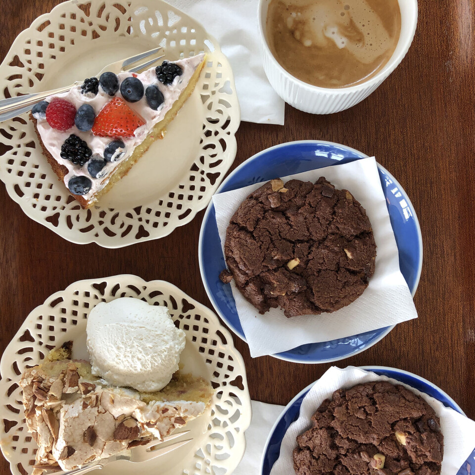 I cafeen servere de hjemmebagte kager og friskbagte surdej-boller.