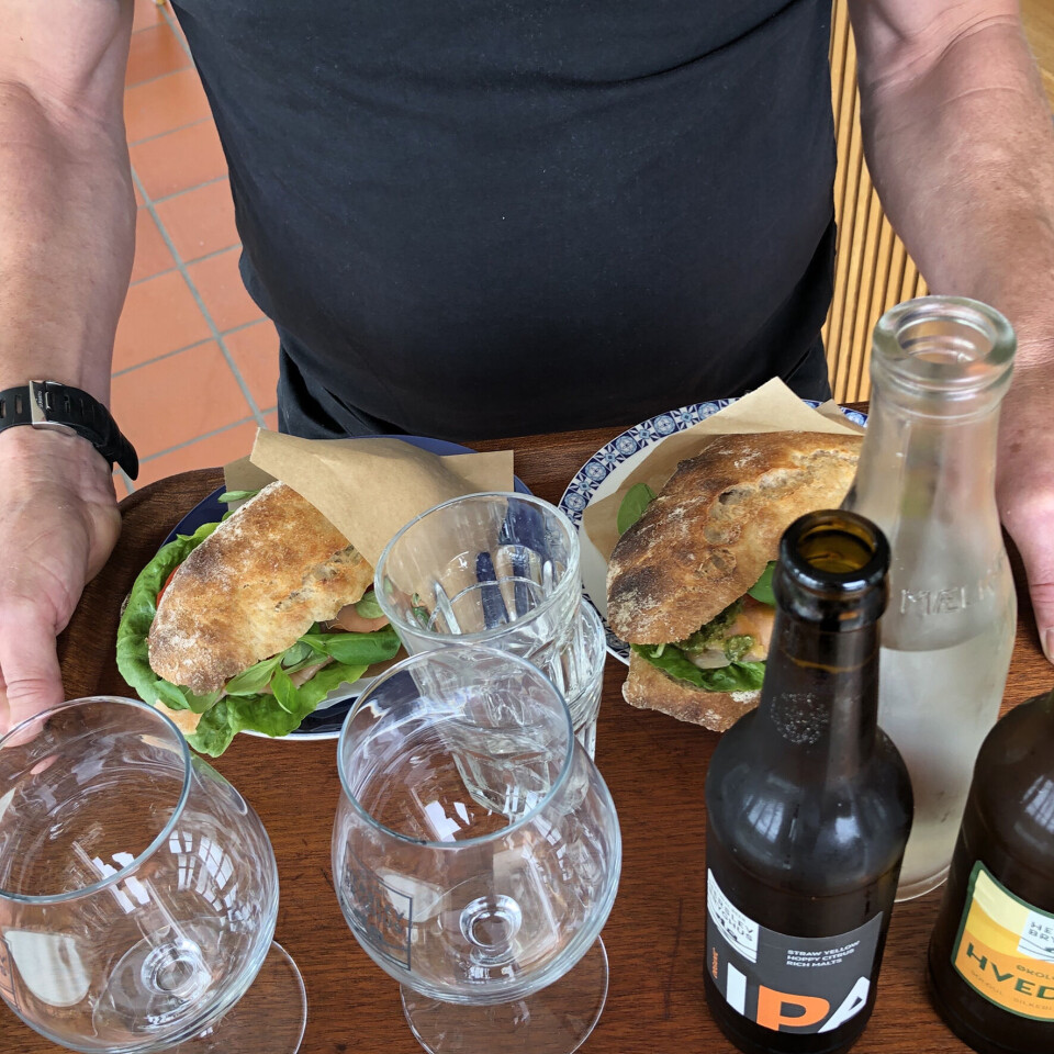 I cafeen serveres der hjemmebagte kager og Jacob's lækre friskbagte surdejs-boller.