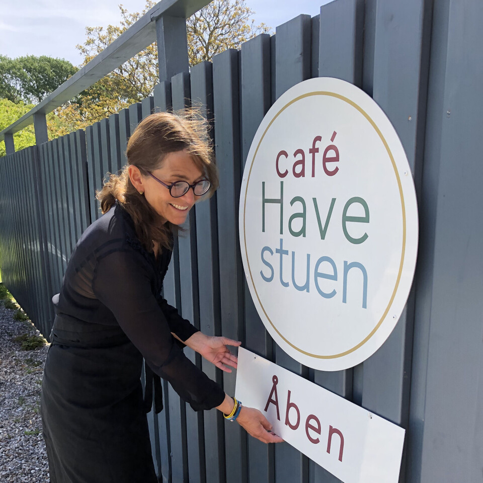 Den kunne Annemarie og Jacob sætte skiltet med åben foran deres cafe.
