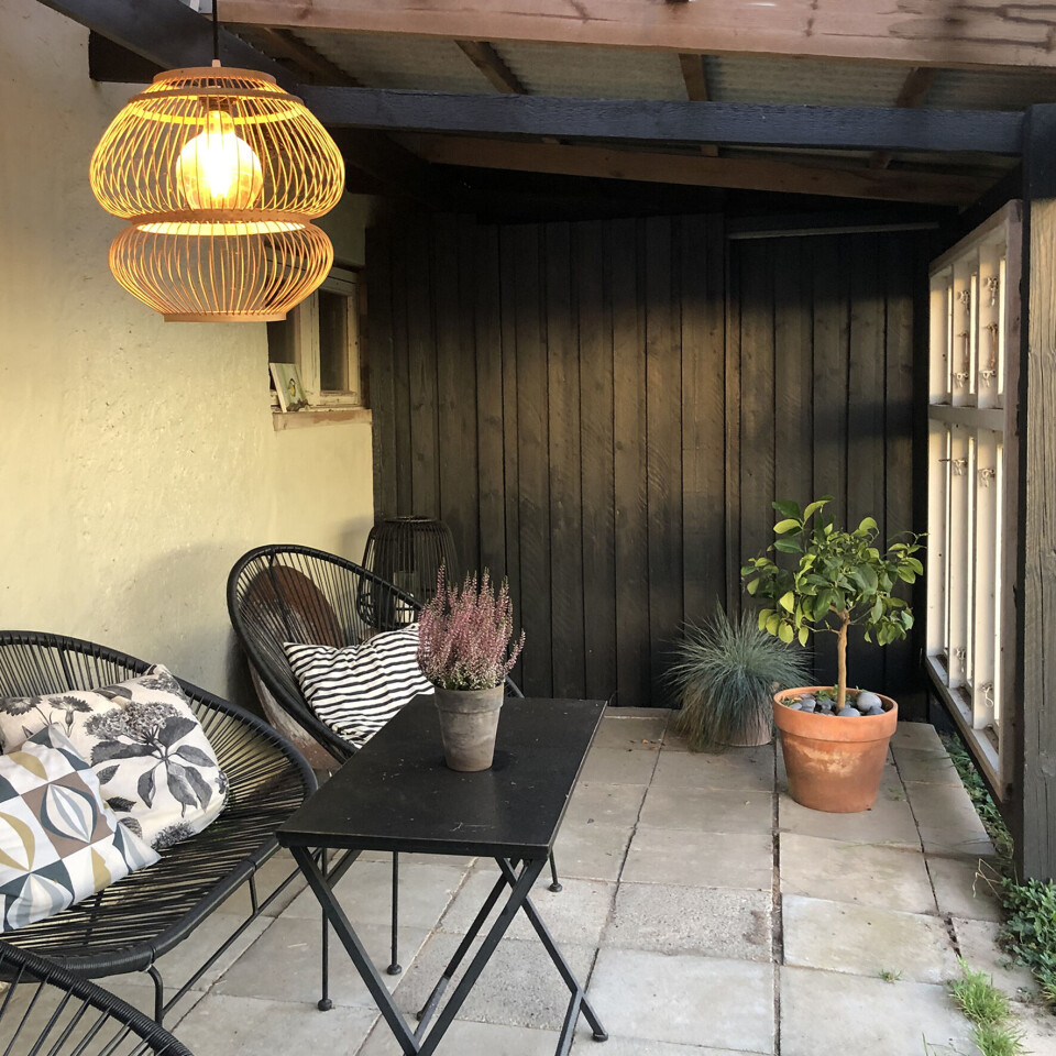 Du kan også nyde din kaffe udenfor i denne fine solkrog.