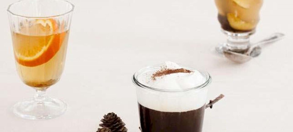 Julens varme drikke: Hvid gløgg med lakrids, romtoddy & julekaffe