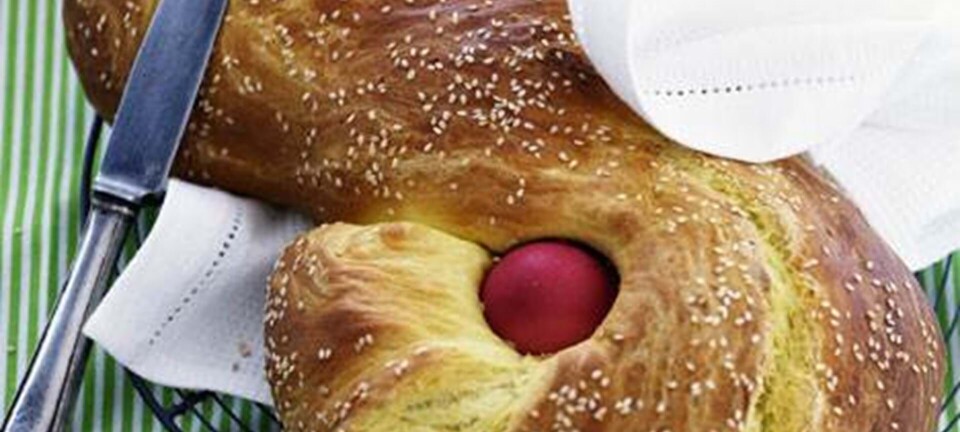 Græsk påskebrød med safran og æg
