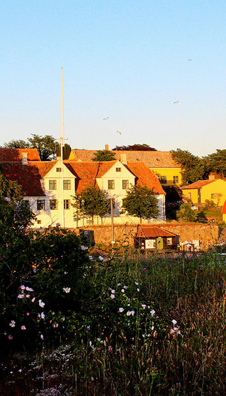 Christian- og Frederiksø er en del af øgruppen Ertholmene, som i alt har 90 faste beboere