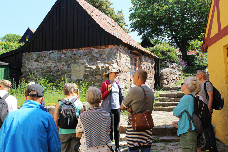 Flere gange om ugen er Louise guide på øen, når turisterne kommer ind med båden. Derefter går hun hjem og spiser frokost med familien, inden hun er skolelærer igen klokken 13.